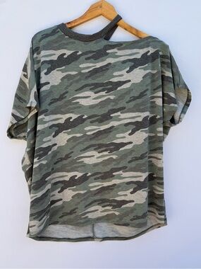 Cy Fashion Camo Print Oversized Cold Shoulder Tee Short Sleeve Size Large NWOT
